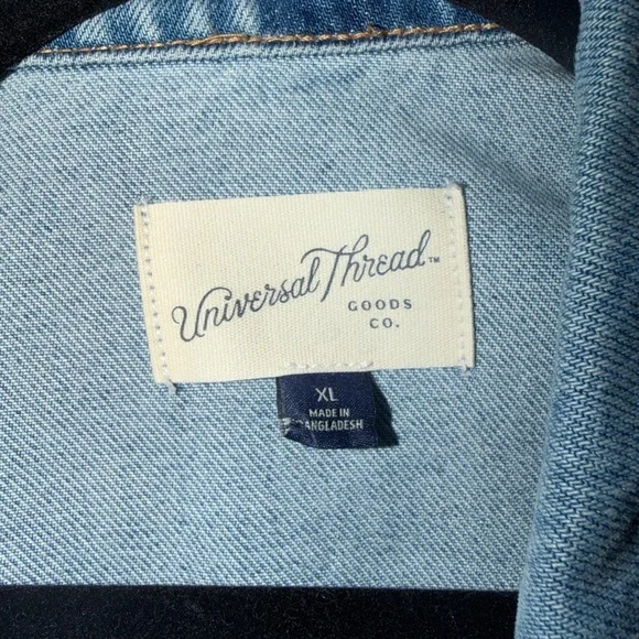 NWOT‼️ Women's Studded Denim Trucker Jacket - Picture 2 of 3